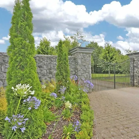 Vila Sallymount House
